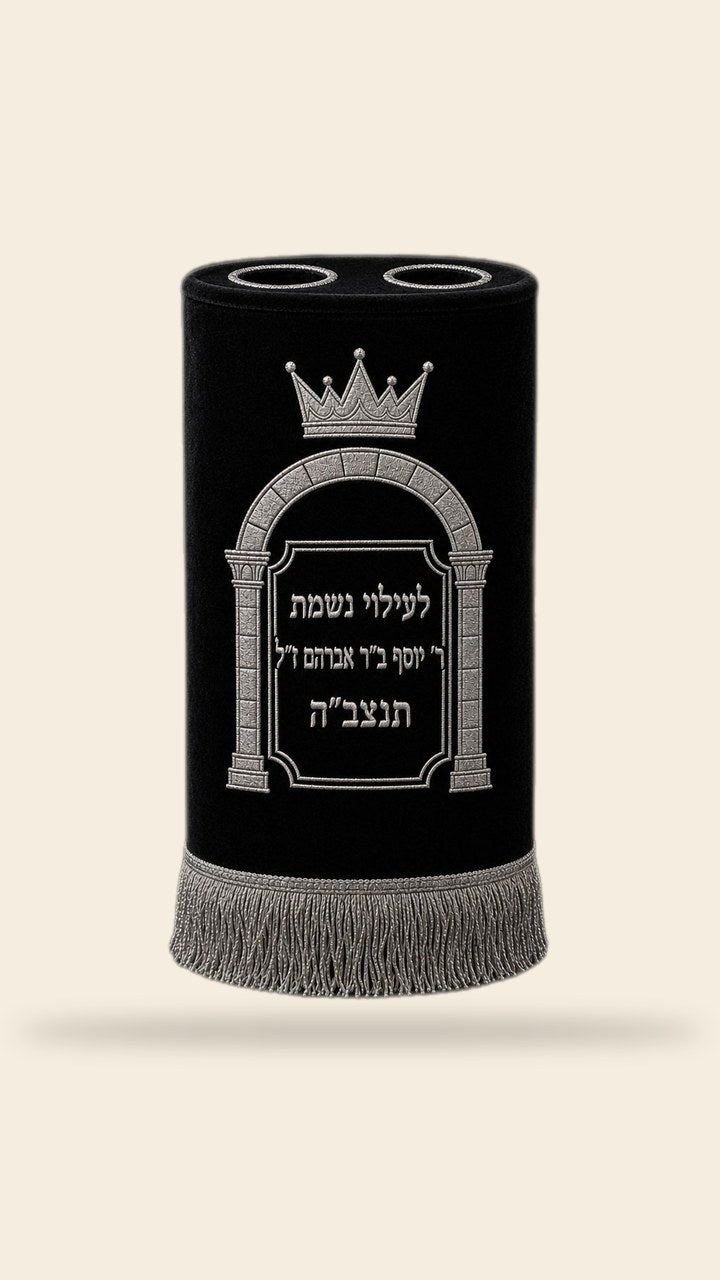 מעיל לספר תורה – סגנון קלאסי אדריכלי, שחור וכסף