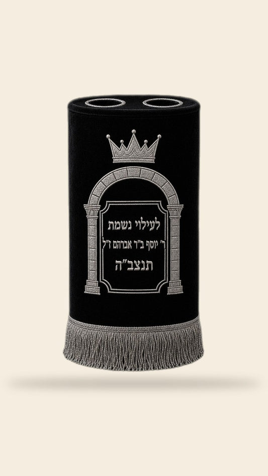 מעיל לספר תורה – סגנון קלאסי אדריכלי, שחור וכסף