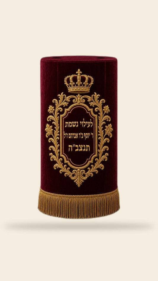 מעיל לספר תורה – סגנון ברוק מלכותי, בורדו וזהב