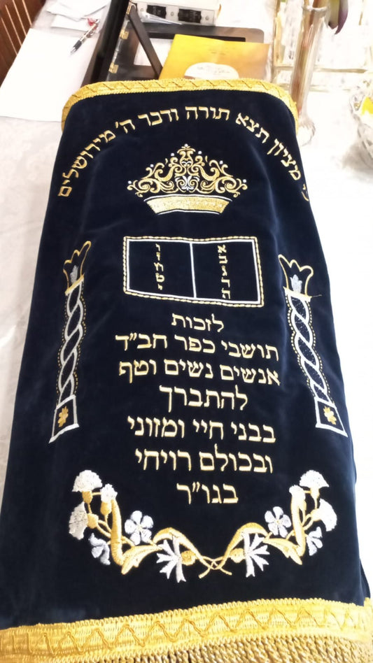 מעיל לספר תורה – כתר ולוחות הברית, כחול