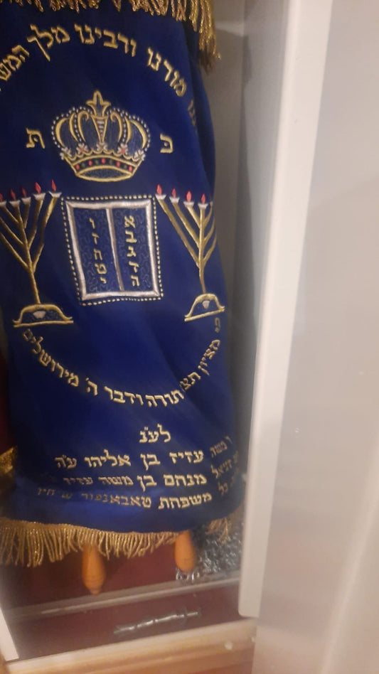 מעיל לספר תורה – כתר ומנורות, כחול