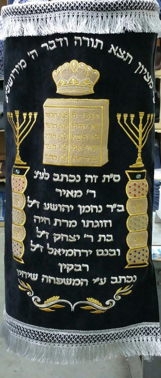 מעיל לספר תורה – ספר תורה ומנורות, שחור