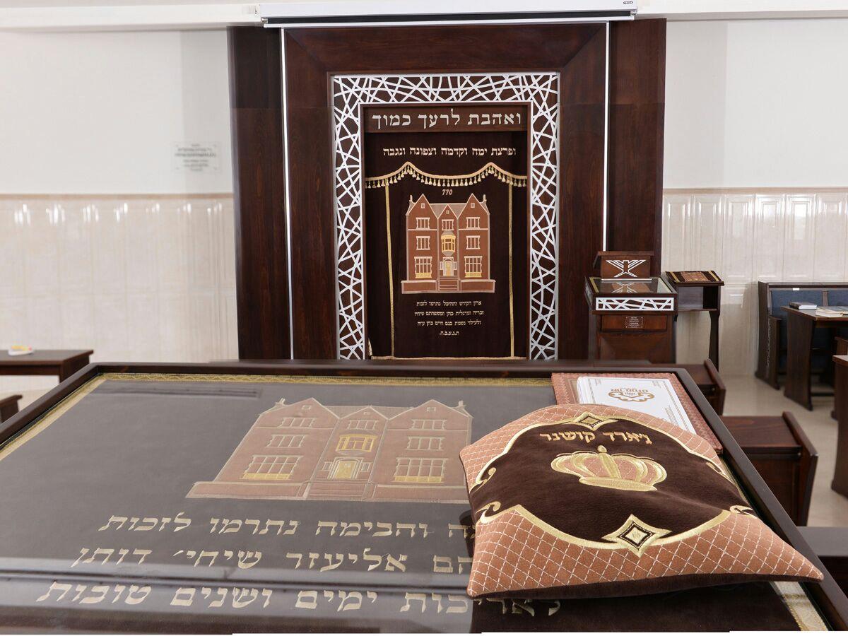 פרוכת 770 ובימה בבית כנסת באשדוד